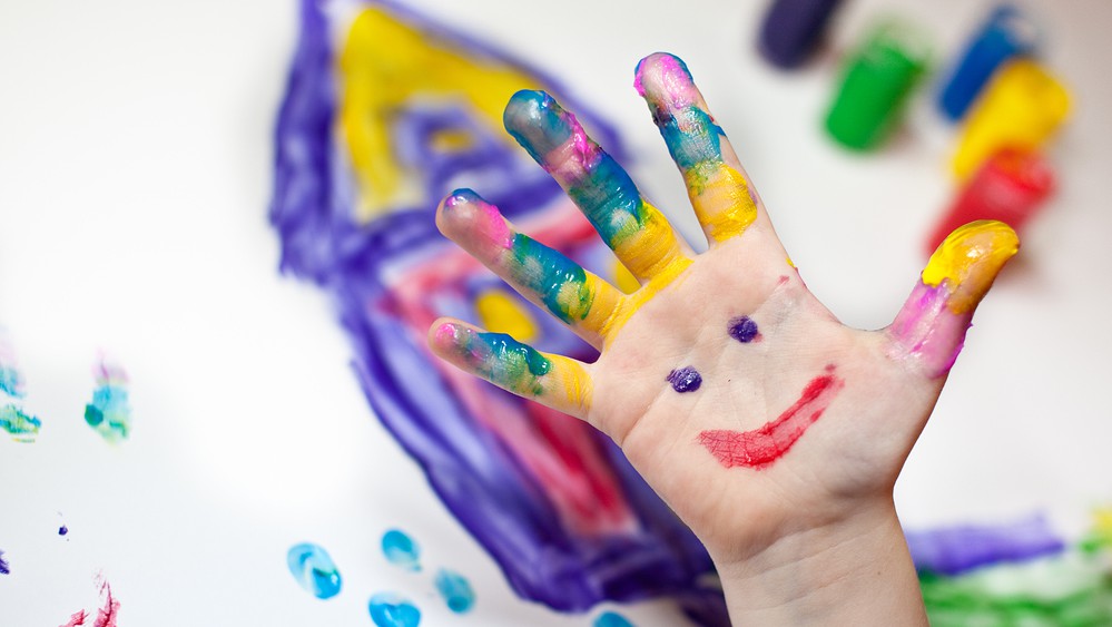 mano bimbo colorata pittura felice lis